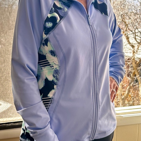 Fila jacket, zippered front, zippered side pockets, sleeve cuffs with thumb hole - Picture 4 of 12